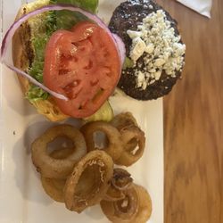 Bonnie Blue House - Burger with onion rings
