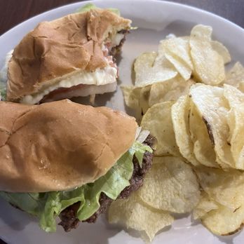 Kern's Korner - Cheeseburger and chips - American Near Me - Louisville, Kentucky Kern's Korner - Cheeseburger and chips - American Near Me - Louisville, Kentucky