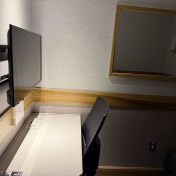 Minute Suites - Desk - Airport Lounges Near Me - Jamaica, New York Minute Suites - Desk - Airport Lounges Near Me - Jamaica, New York
