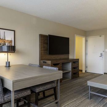 Hampton Inn - Guest room - Hotels Near Me - Manchester, New Hampshire