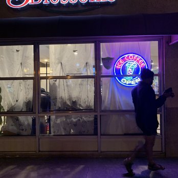 3 Blossoms Cafe - store front on a weeknight - Bubble Tea Near Me - Westminster, California 3 Blossoms Cafe - store front on a weeknight - Bubble Tea Near Me - Westminster, California