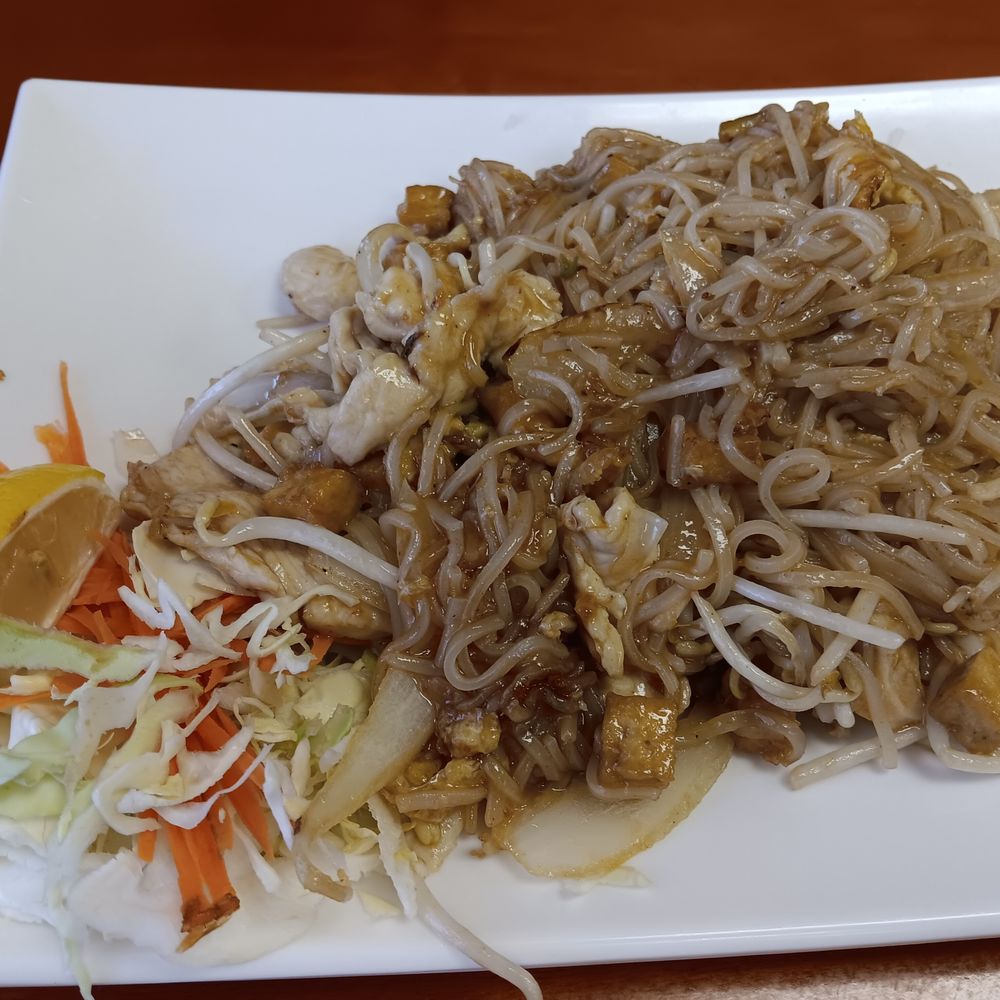 Thai Jasmine Restaurant - Peanut Pad Thai with chicken - Thai Near Me - Houston, Texas Thai Jasmine Restaurant - Peanut Pad Thai with chicken - Thai Near Me - Houston, Texas