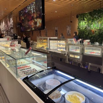 Le Belisse Cafe  - Front counter~ - Desserts Near Me - Vancouver, British Columbia
