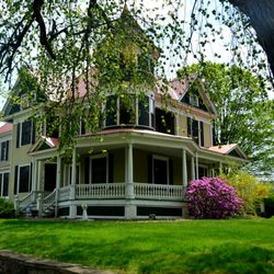 Edgemont B&B - Relax on the front porch.