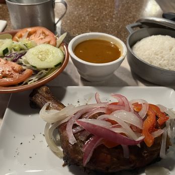 Aki E Restaurant Bar - Pollo al horno, arroz, habichuelas y ensalada - Dominican Near Me - Hollywood, Florida