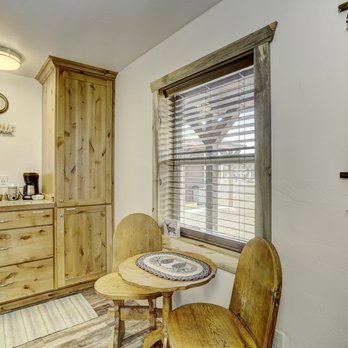 Cascade Lake Inn - Deluxe King room with sitting area - Hotels Near Me - Cascade, Idaho