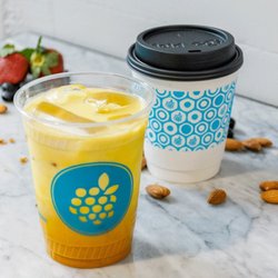Mora Mora - Golden Latte Jugo de cúrcuma cold pressed, leche de almendra hecha en casa, canela, pimienta, cardomomo y miel de maple.