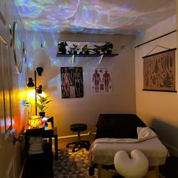 The Hideout Massage - The massage room. The light on the ceiling simulates an underwater experience to enhance relaxation and a sense of calm.