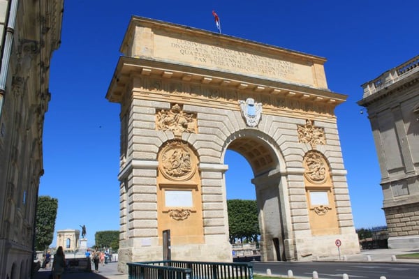 Arc de Triomphe by null