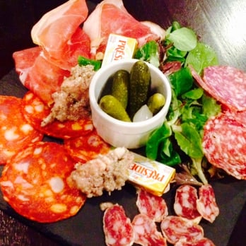 La Terrasse d'Italie - planche de charcuterie - Pizza Near Me - Paris, 75 La Terrasse d'Italie - planche de charcuterie - Pizza Near Me - Paris, 75