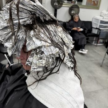 Lizy Beuaty Salon - Side view head full of foils - Hair Salons Near Me - Dallas, Texas Lizy Beuaty Salon - Side view head full of foils - Hair Salons Near Me - Dallas, Texas