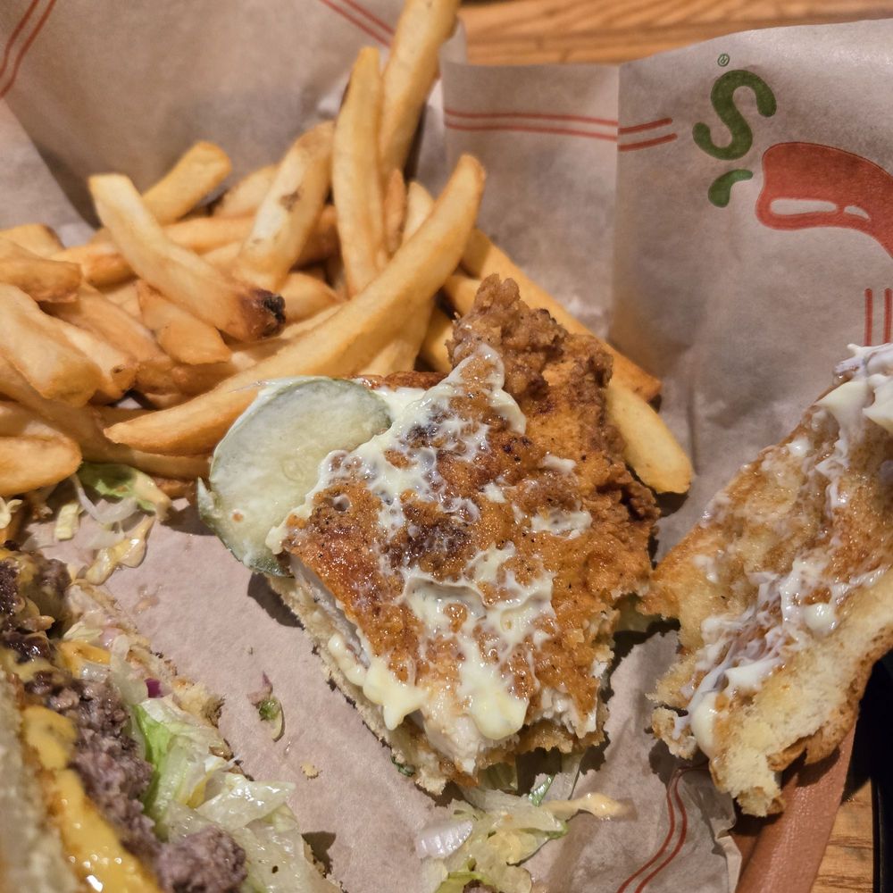 Chili's - Crispy chicken sandwich - American Near Me - Aurora, Colorado
