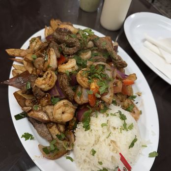 Mi Carboncito Peruvian Food - Salteado mix de pollo, camarón y carne - Peruvian Near Me - Las Vegas, Nevada Mi Carboncito Peruvian Food - Salteado mix de pollo, camarón y carne - Peruvian Near Me - Las Vegas, Nevada