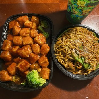 Wok on By - General Tso's Tofu & Vegetable Lo Mein 333 - Chinese Near Me - Tampa, Florida Wok on By - General Tso's Tofu & Vegetable Lo Mein 333 - Chinese Near Me - Tampa, Florida