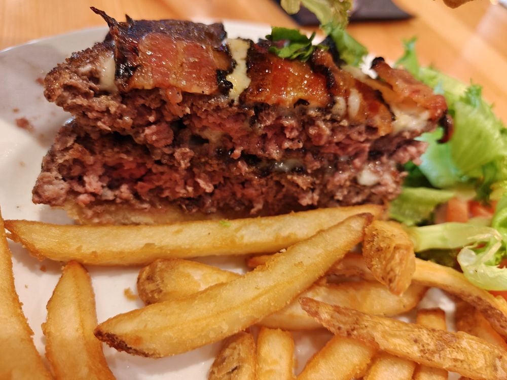 Leo's Bar & Grill Logo