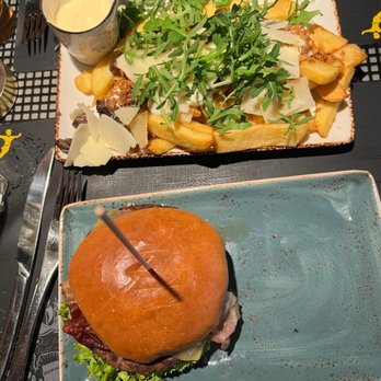 Peter Pane - Goede bacon burger (lijkt kleiner op de foto maar groot genoeg) en de loaded fries - Burgers Near Me - Berlin, BE Peter Pane - Goede bacon burger (lijkt kleiner op de foto maar groot genoeg) en de loaded fries - Burgers Near Me - Berlin, BE