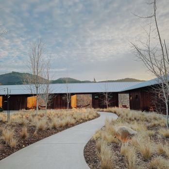 The Society Hotel - Courtyard - Hostels Near Me - Bingen, Washington