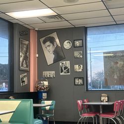 Hwy 55 Burgers Shakes & Fries - Seating area