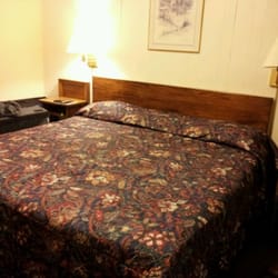 Red Rose Motel - This its pretty much the size of the room, save the teeny little bathroom.