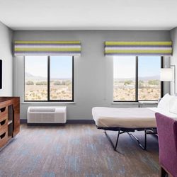 Hampton Inn & Suites Ridgecrest - Guest room