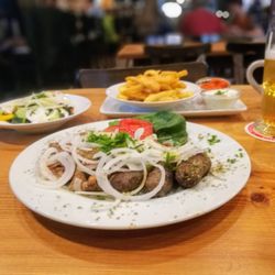 Bäumle - Masse statt Klasse: "Balkan Mix und Pommes".