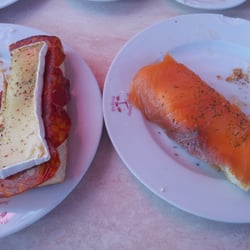 Dehesa Santa Maria - Media tostá de brie y chorizo y otra media de salmón