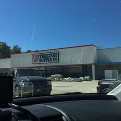 Tractor Supply - Outside