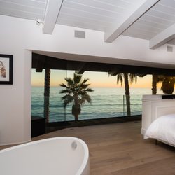 Vacation Rental Malibu - Modern beach front escape with tub in master.