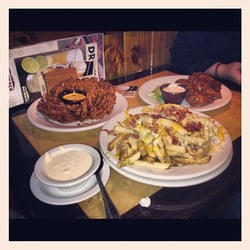 Outback Steakhouse - Bloomin' Onion e  Aussie Fries - os dois clássicos aperitivos. E mais chicken wings - minha carne favorita.