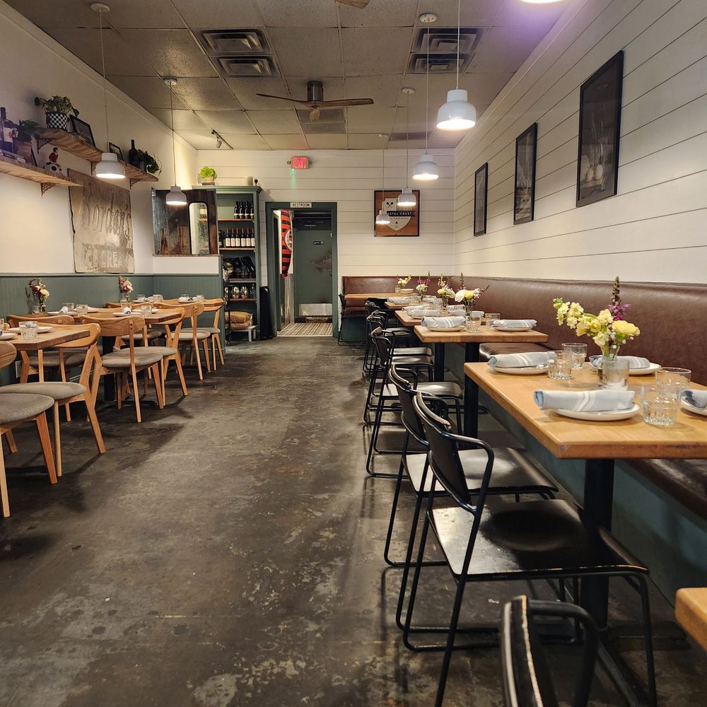 Coastal Crust - Interior seating area - Bars Near Me - Charleston, South Carolina Coastal Crust - Interior seating area - Bars Near Me - Charleston, South Carolina