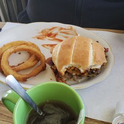 Pipher's Diner - Burger with onion rings - perfect.