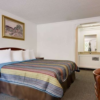 Knights Inn Macedonia - guest room - Hotels Near Me - Macedonia, Ohio Knights Inn Macedonia - guest room - Hotels Near Me - Macedonia, Ohio