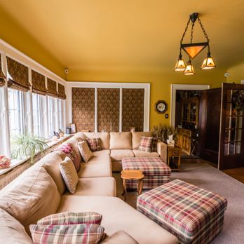 Avonview Manor - Sunroom lounge - Bed & Breakfast Near Me - Stratford, Ontario