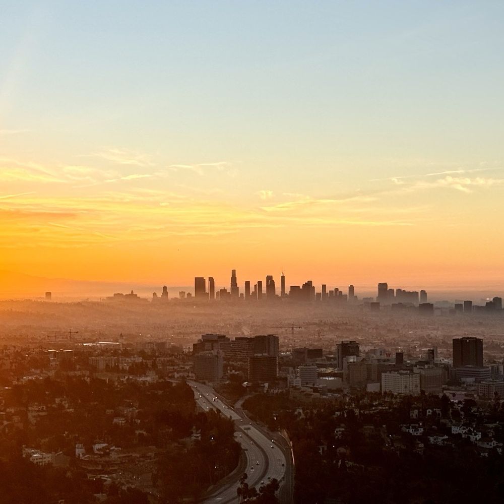 Von diesem ruhigen Topang aus sehen Sie die Innenstadt von LA und fragen nach 1,6 Millionen US -Dollar