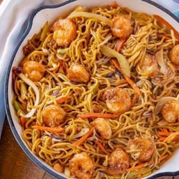 I ordered shrimp chow Mein (fried noodles) which is pictured in the picture. They gave me curry shrimp with onions.