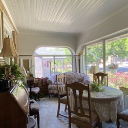 Bard's Inn - Sunroom.
