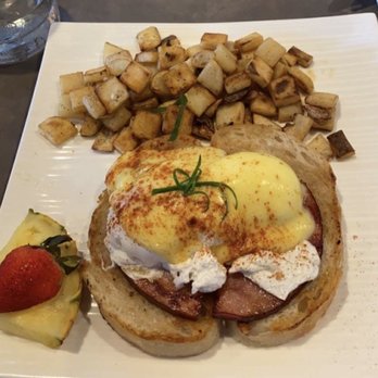 Moena Café - Eggs Benedict with a side of potatoes - Cafes Near Me - Honolulu, Hawaii Moena Café - Eggs Benedict with a side of potatoes - Cafes Near Me - Honolulu, Hawaii
