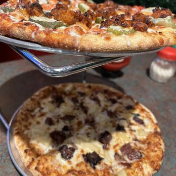 White House Pizza and Pub - Bacon pineapple pizza - Chicken Wings Near Me - White House, Tennessee