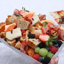 Brunch boxes for picnics