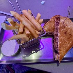Sky Gamerz - Grilled cheese - do add the pulled pork.