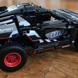 The LEGO Store - LEGO® Technic™ Audi RS Q e-tron