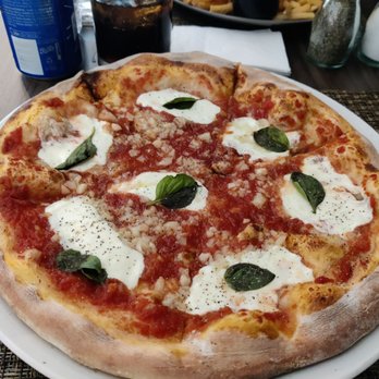 Kitchen Counter & Bar by Wolfgang Puck - Margherita pizza - American Near Me - Cancún, ROO