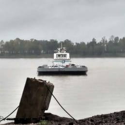 Here comes the ferry. Here comes the ferry.