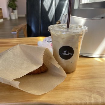 525 COFFEE CO. - vanilla oat milk latte - Coffee & Tea Near Me - Fullerton, California