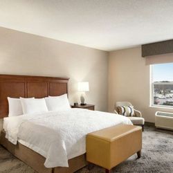 Hampton Inn & Suites Exeter - Guest room