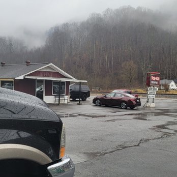 Hob-Nob Drive-In - Lots of parking - American Near Me - Gate City, Virginia