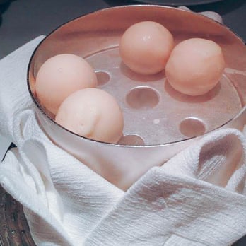 Restaurant Gordon Ramsay - White chocolate with strawberry ice cream on the inside yumm! - French Near Me - London, XGL