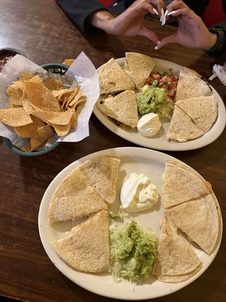 Ernestos Mexican Restaurant And Cantina