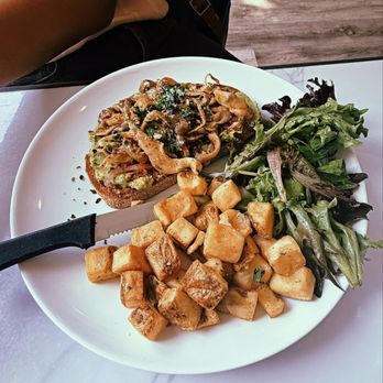 Montrose - Breakfast & Brunch Near Me - Hamilton, Ontario Montrose - Breakfast & Brunch Near Me - Hamilton, Ontario
