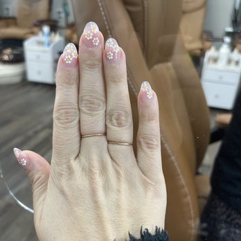 Lavish Nails - The cutest daisy nails ever by Donna - Nail Salons Near Me - Vancouver, Washington Lavish Nails - The cutest daisy nails ever by Donna - Nail Salons Near Me - Vancouver, Washington